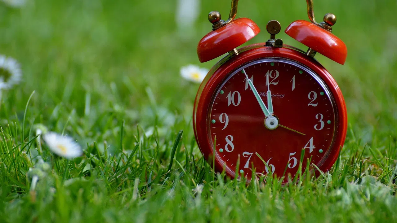 За пореден път преместихме стрелките на часовниците си с час