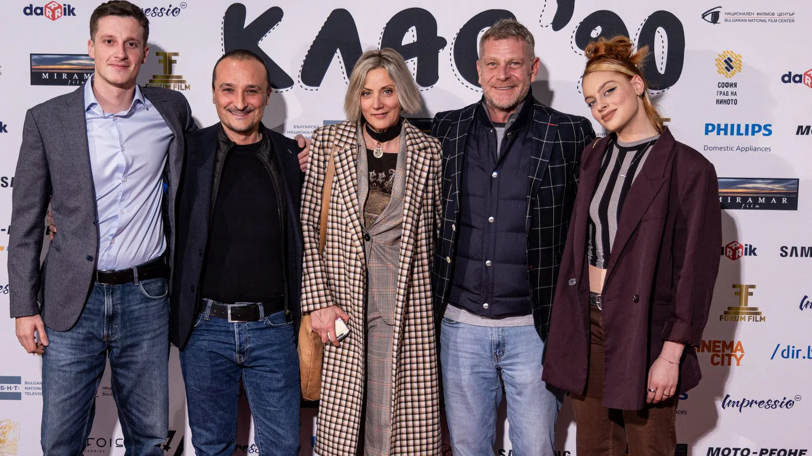 Вергов е прегърнал жена си и щерката