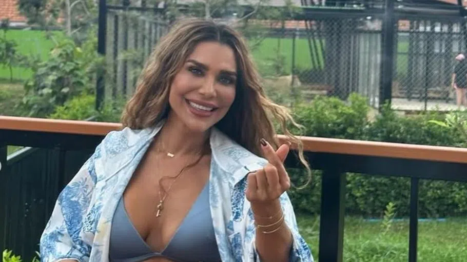 Бони е на почивка в Тайланд, но веднага я заклеймиха, че си гледа лъвче у дома.