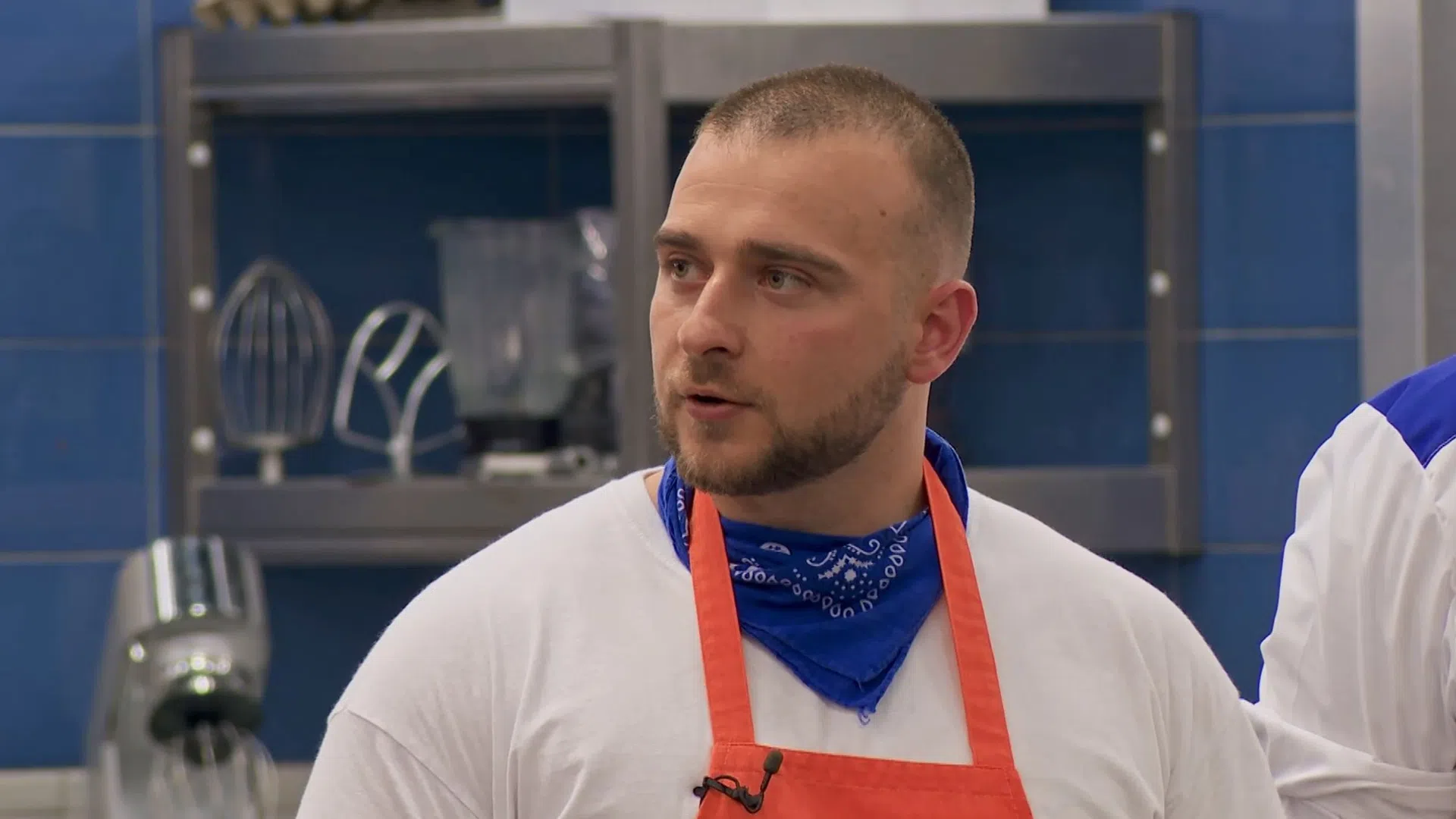 Едуард получи нова оранжева престилка.