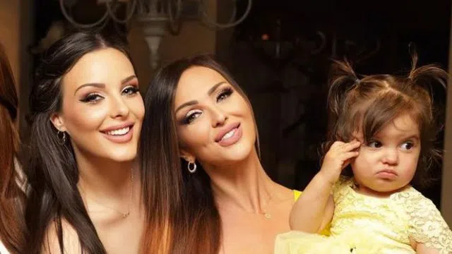 Глория е доволна от успеха на дъщеря си.