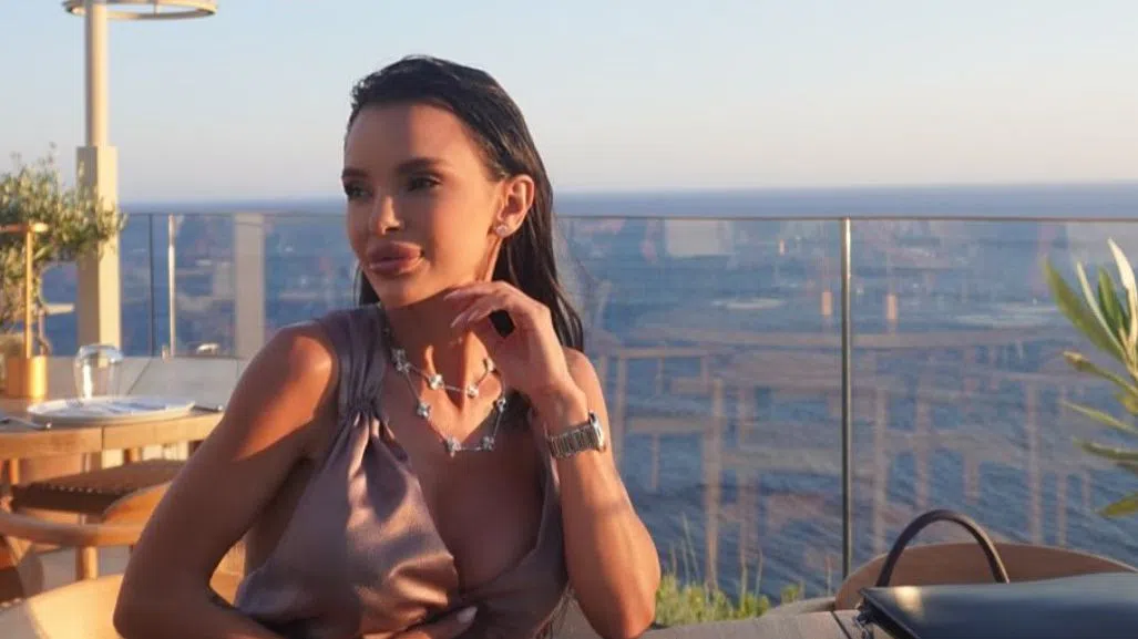 Мария и новият й са на Корфу.