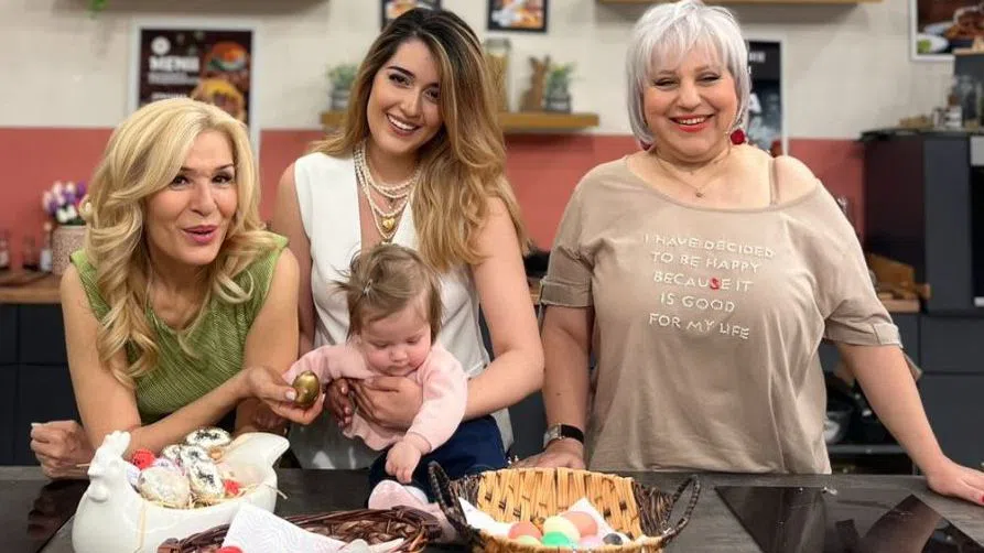 Гала със сватята, щерката и внучката