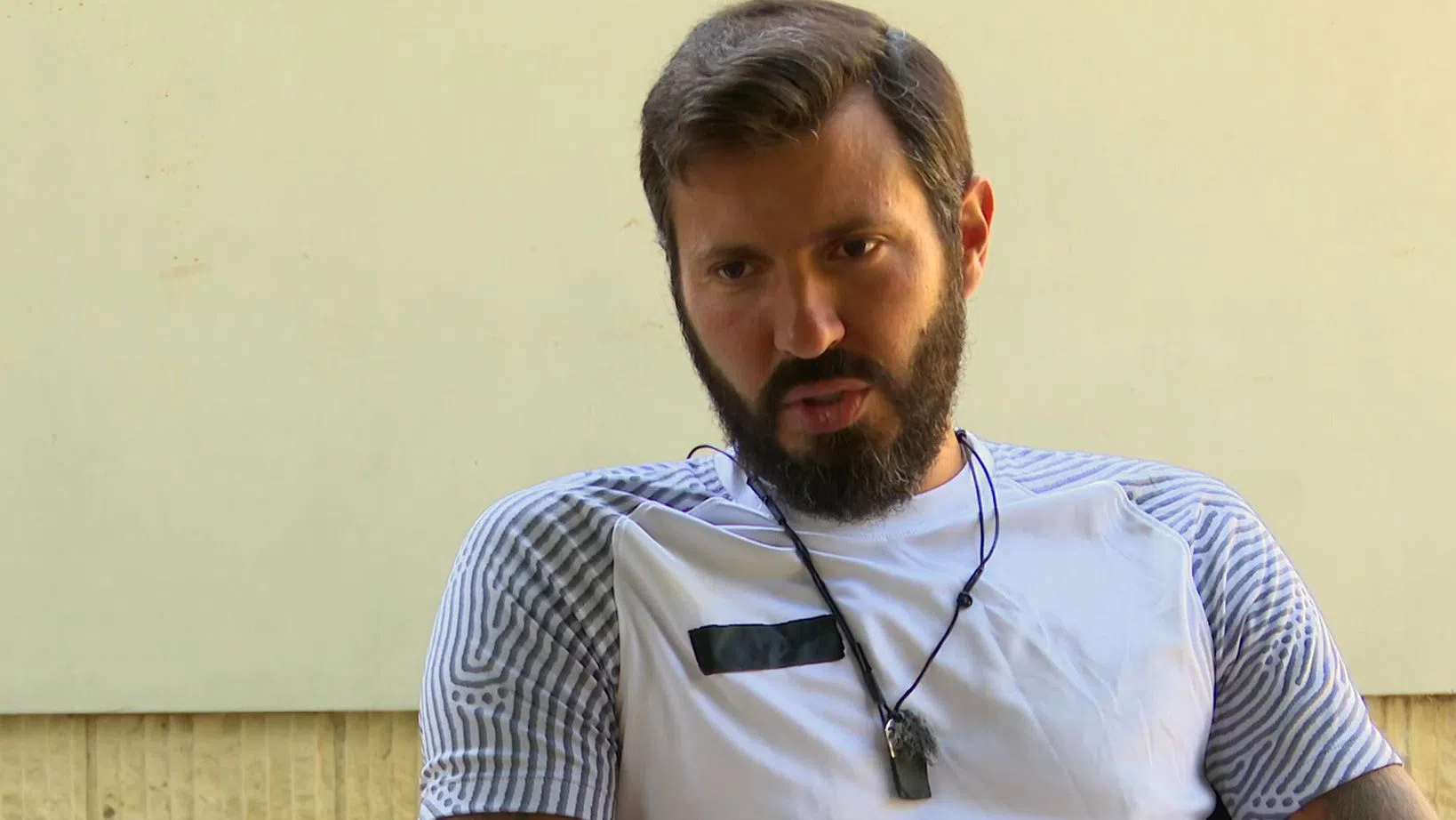 Елвиса се изпокарва с шампиона.