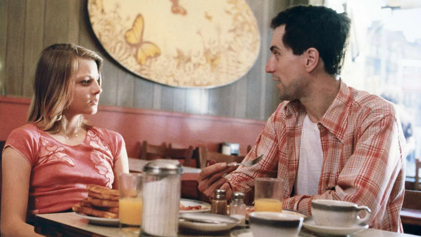 Джоди Фостър и Робърт Де Ниро в кадър от Taxi Driver.