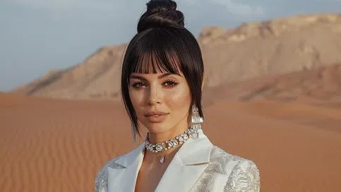 Мегз доста често се шраква в пустинята.