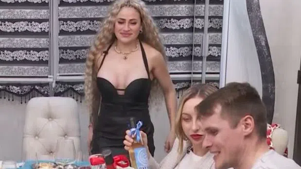 Бюстът на Мани преливаше от разголената рокля.