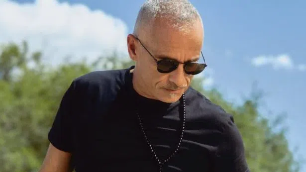 Внукът на Ерос Рамацоти се казва Чезаре.