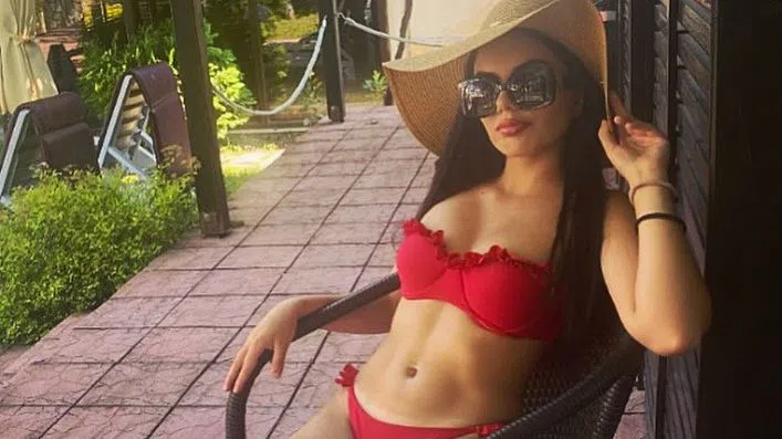 Цвети показа прелести по бански.