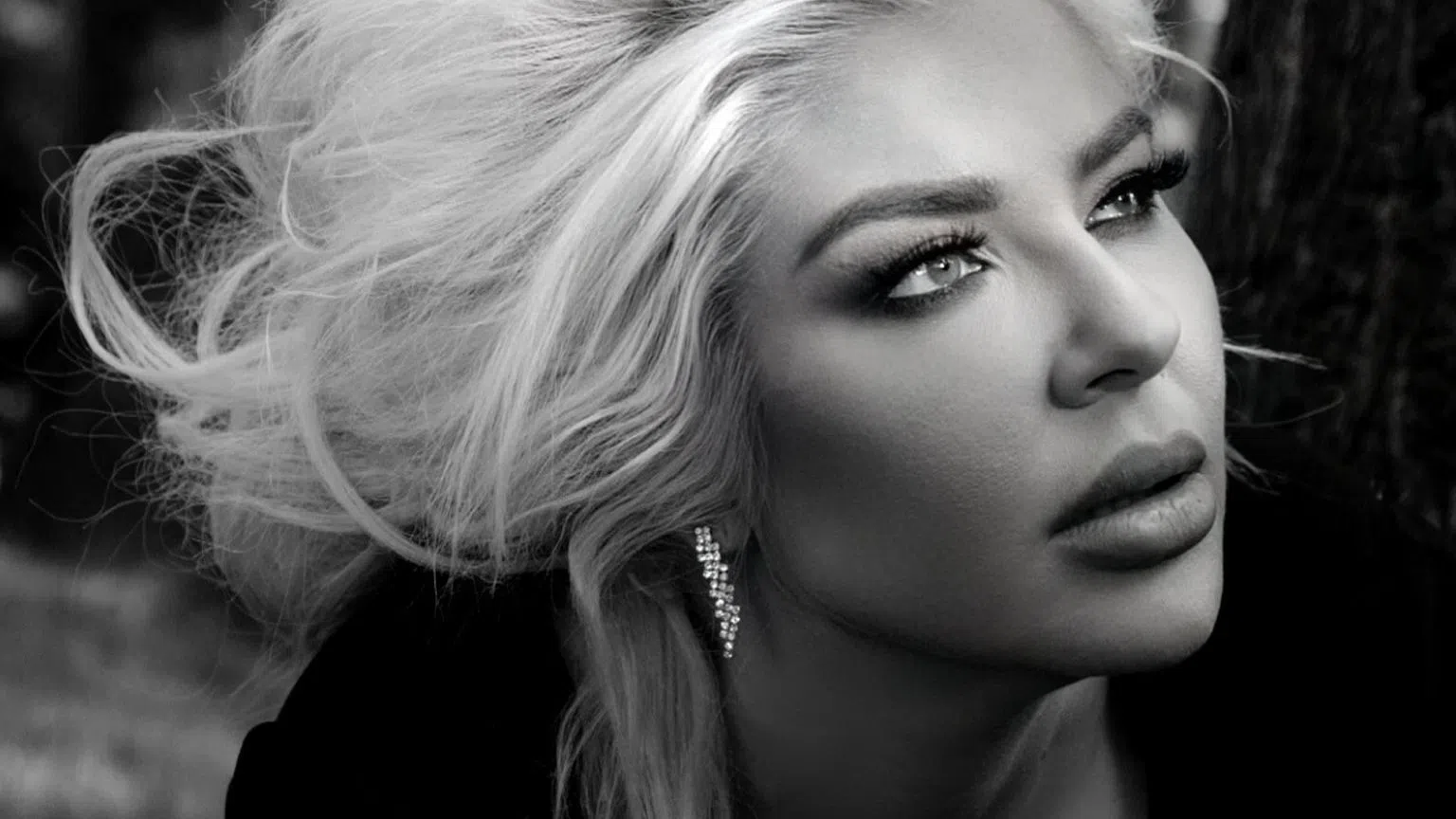 Андреа посвети новата си песен на баба си.