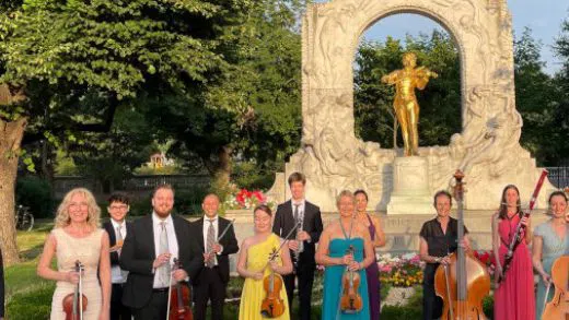 Концертът включва програма с популярни произведения на фамилия Щраус.