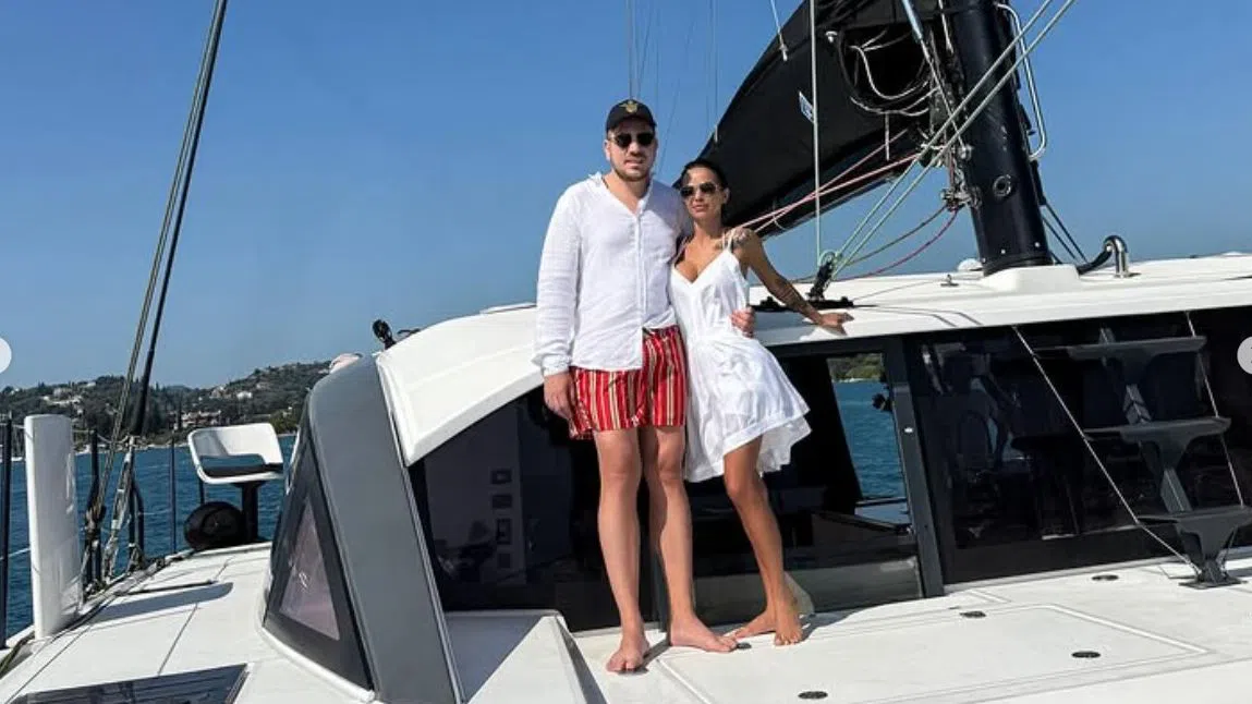Мария се фръцка до новия си съпруг на яхтена разходка.