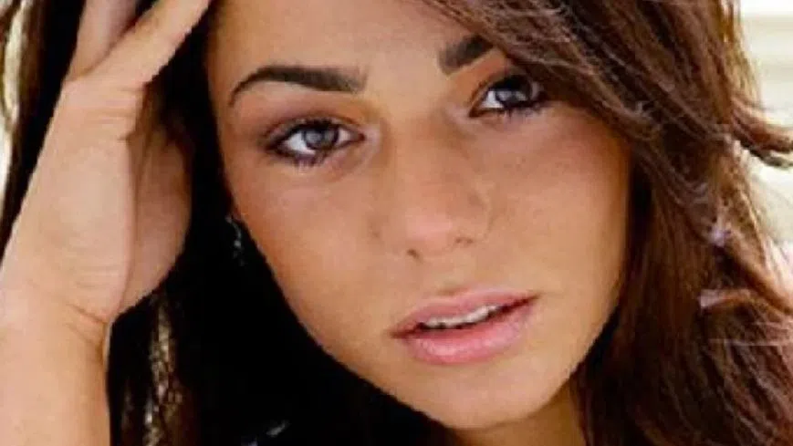 Карина Караньотова се отърва от износени обувки.