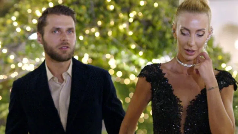 Алек слуша и изпълнява.