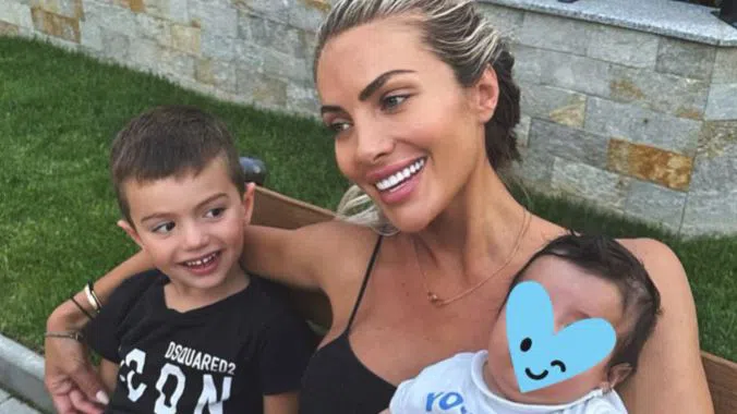 Златка продължава да крие лицето на бебето Карен.