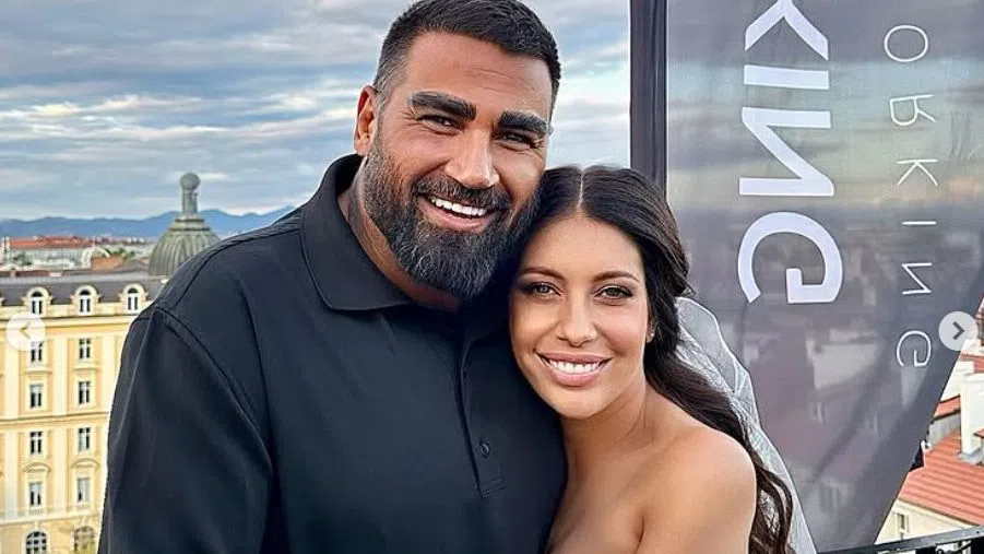 Азис крие кой е мъжът до сестра му.