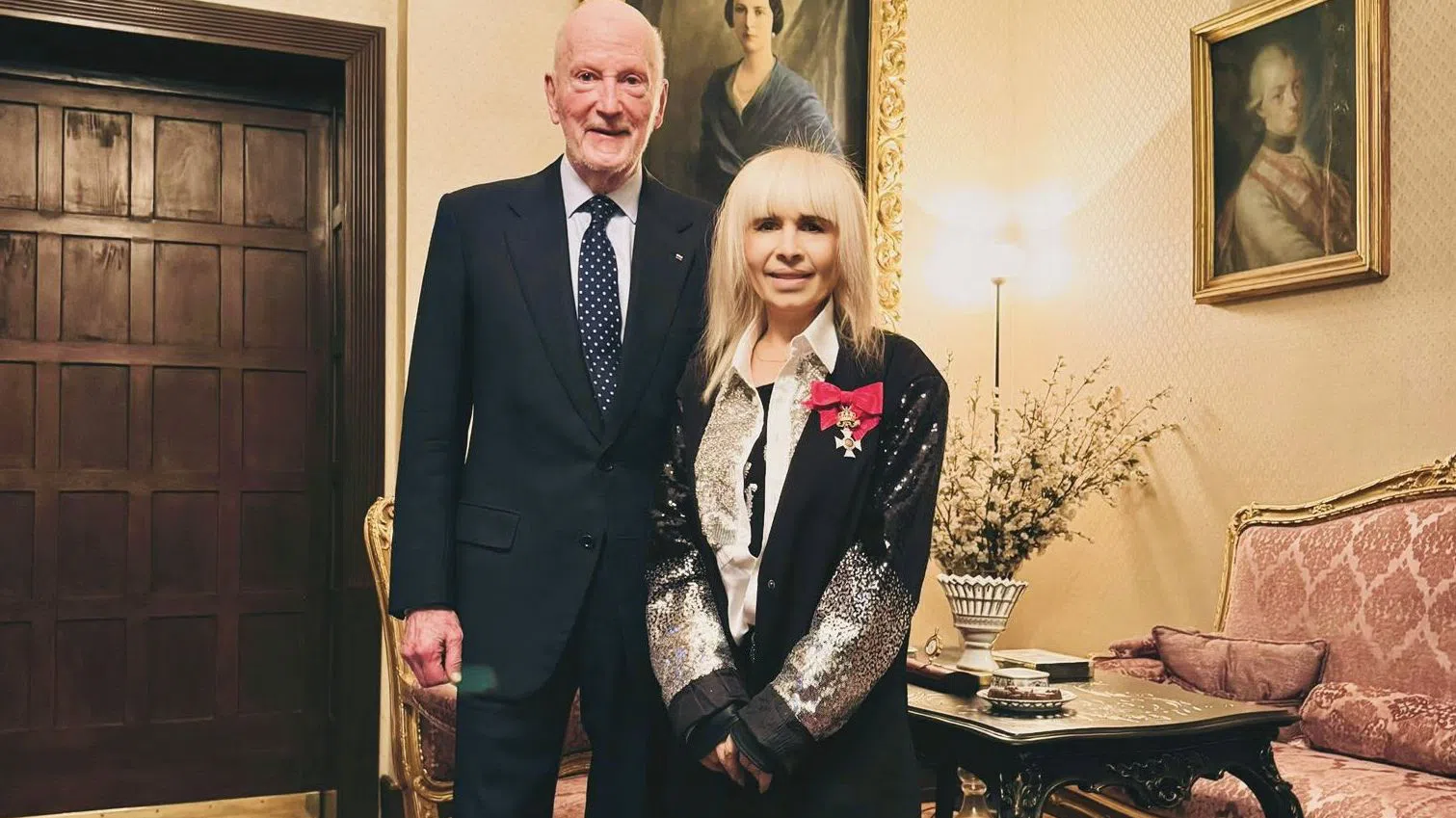 Симеон Сакскобургготски награди естрадната легенда Лили Иванова с орден “Дамски кръст”.