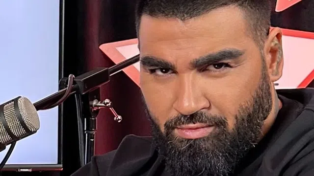 Някои захапаха веждите на Азис.