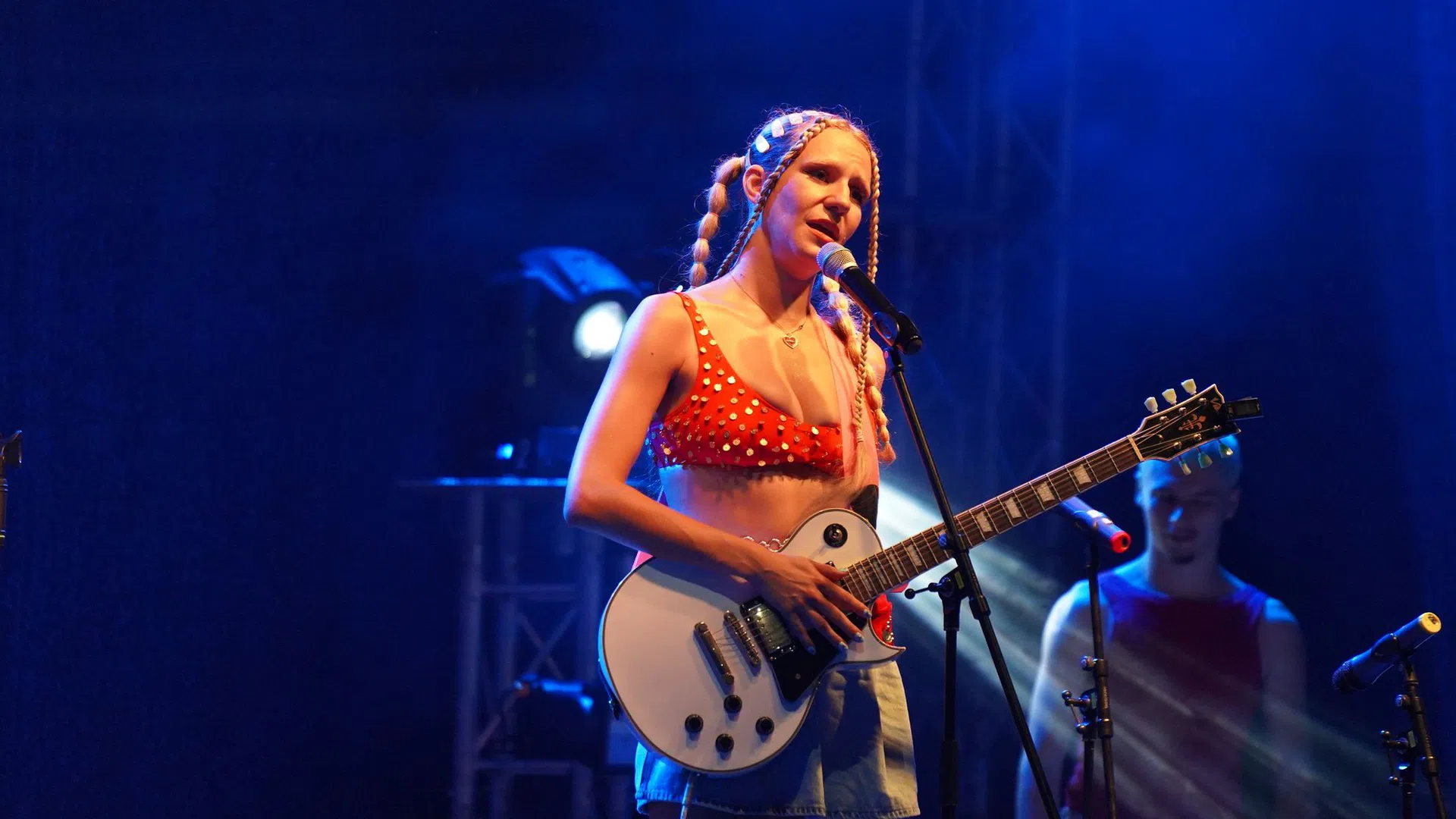 Мила Роберт се изпари след скандала.