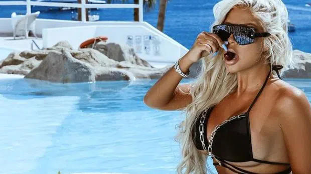 Андреа искала да емигрира.