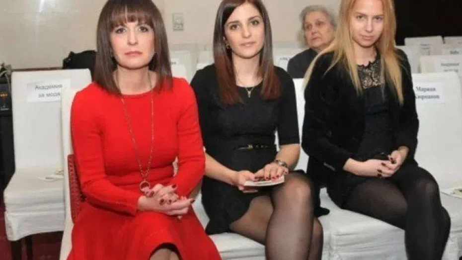 Жени Живкова с дъщерите си Людмила и Андреа.