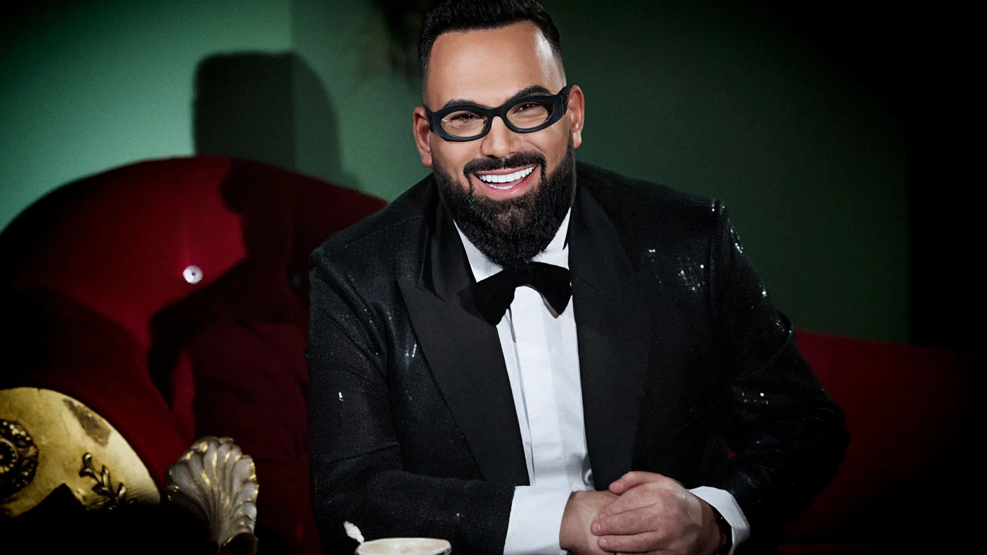 Eнергията на Мон Дьо пред камера е различна.