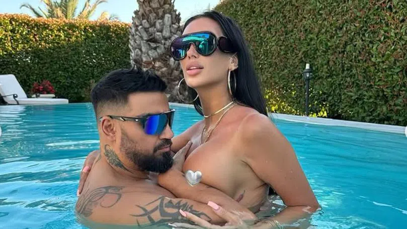 Азис се натиска с колежката си Атижа в басейна.