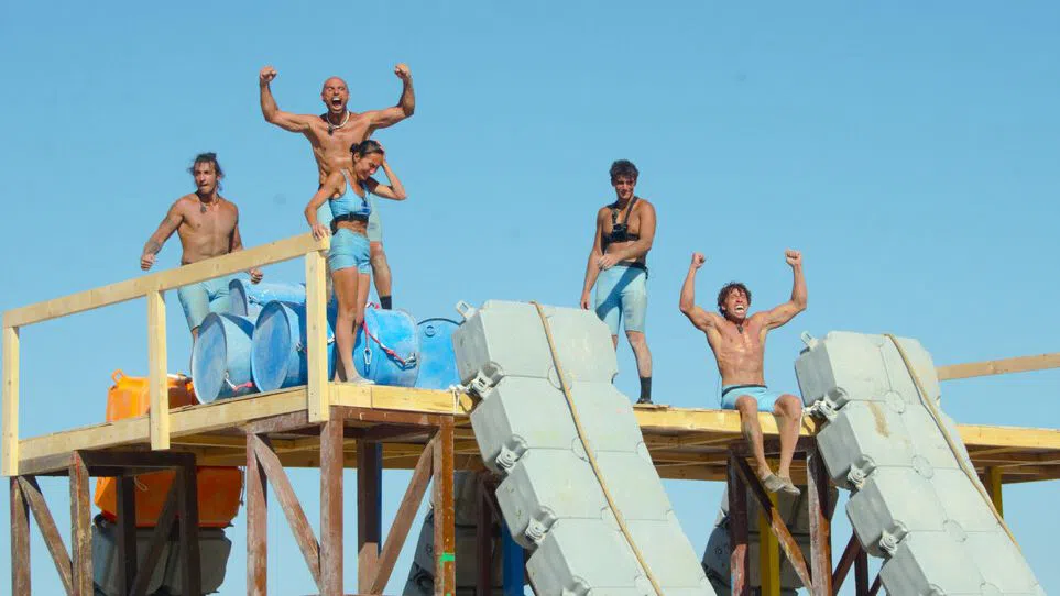 Измъкнаха се от Изолатора.