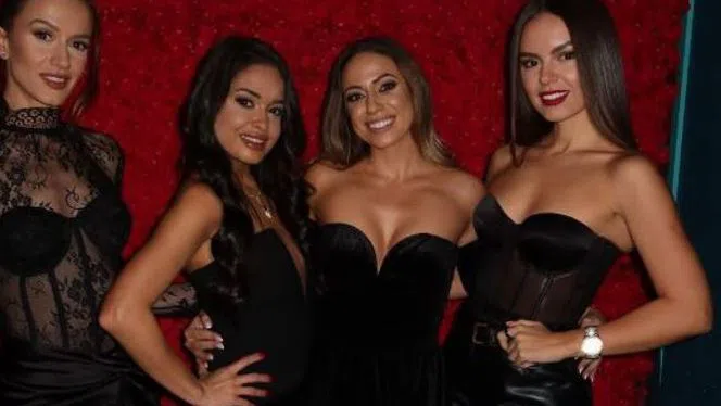 Момите се забавляват на финалното парти