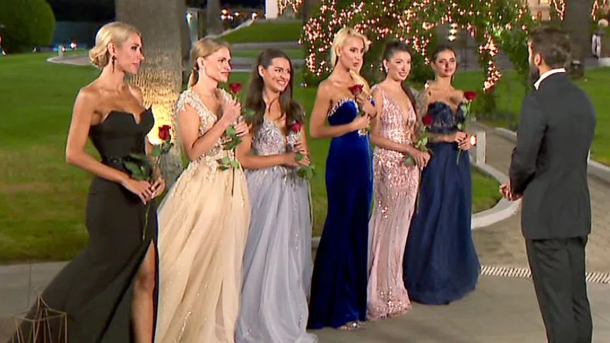 Маги със стилната рокля