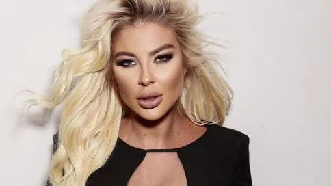 Андреа търси купувачи на рокли от 2500 нагоре.