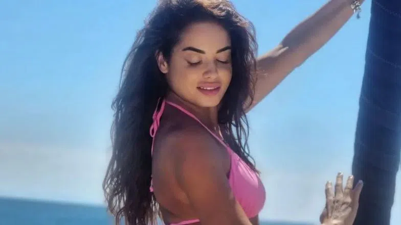 Благовеста Бонбонова се вее на яхтата.