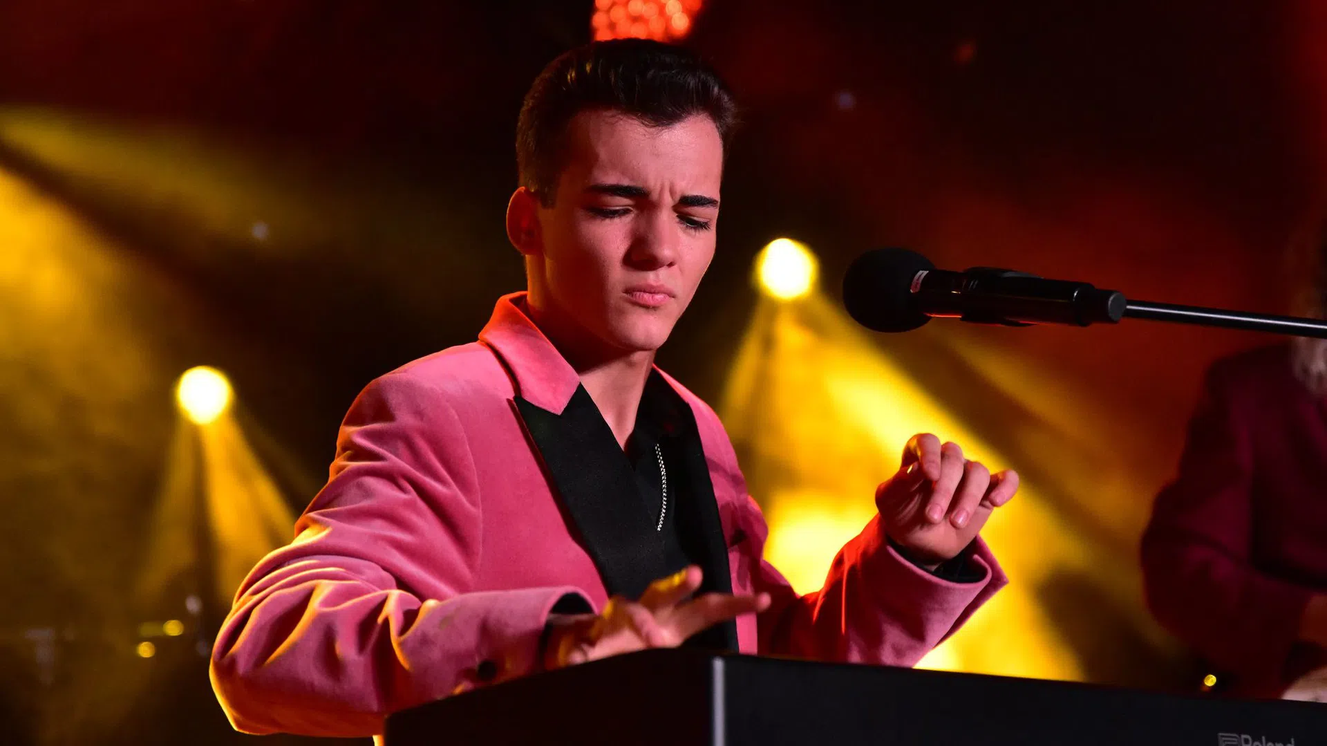 Антон Котас ще зарадва феновете на българската музика с новия си сингъл "Кафе Виена".