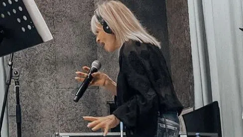 Лили Иванова имитирала пеене.