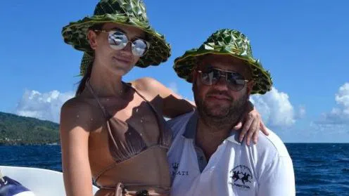 Дениз и бизнесменът са опасно близки.