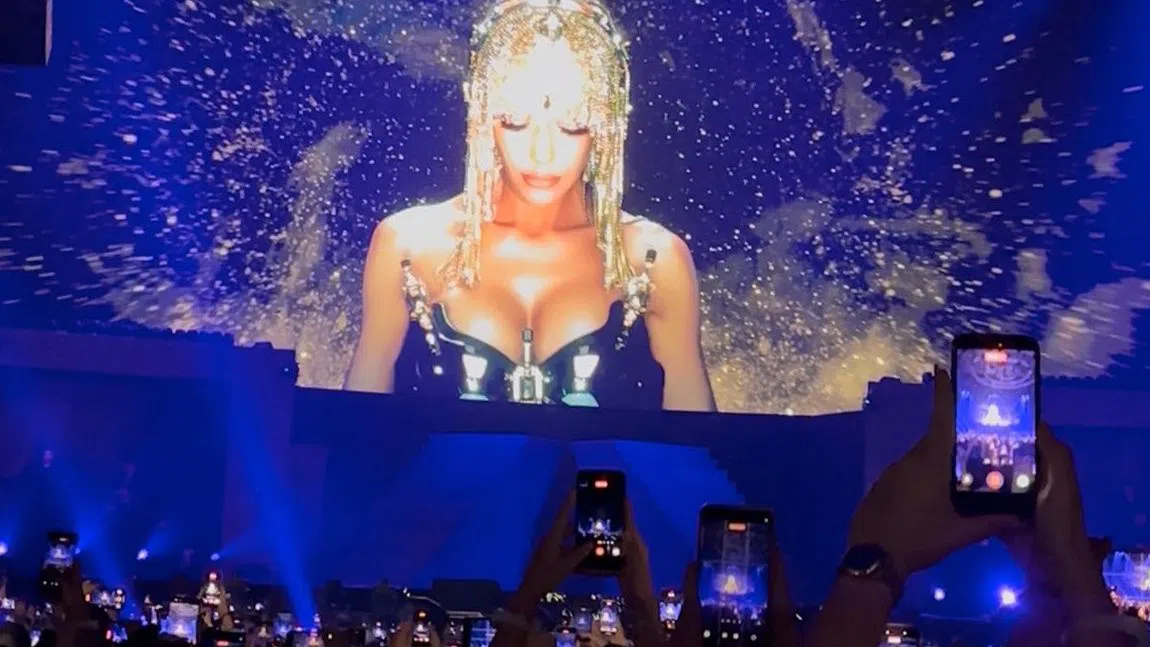 Галена пя за феновете си близо 3 часа.