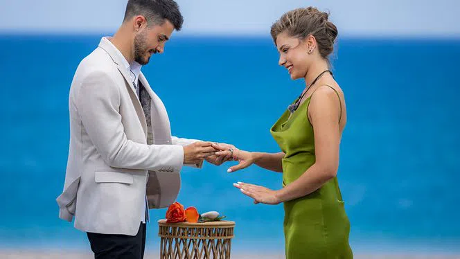 Орлин сложи пръстен на Натали на дясната ръка