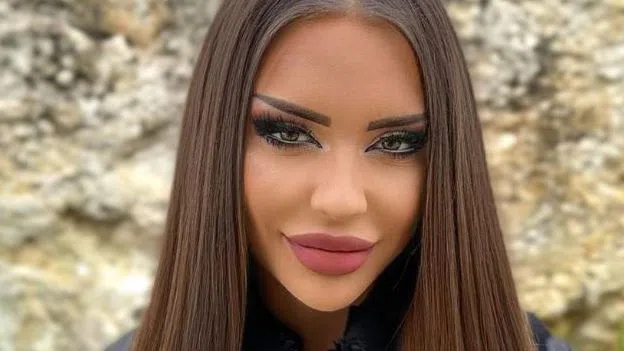 Мони е добра с баниците.