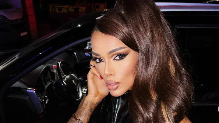 Диона си изрекламира новия проект.