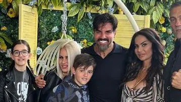 Обрейкова продължава да е неразделна с футболиста.