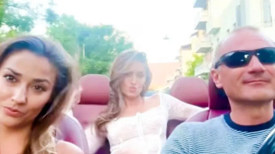 Саня Борисова на задната седалка на кабриолета