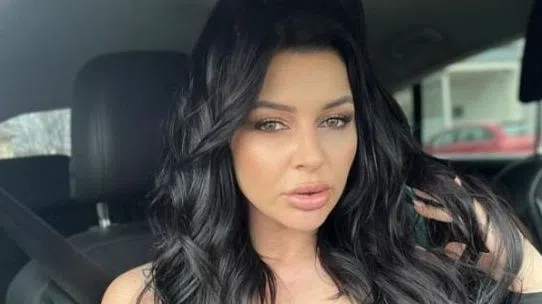 Дебора не може да спре да пие и да кара пияна.