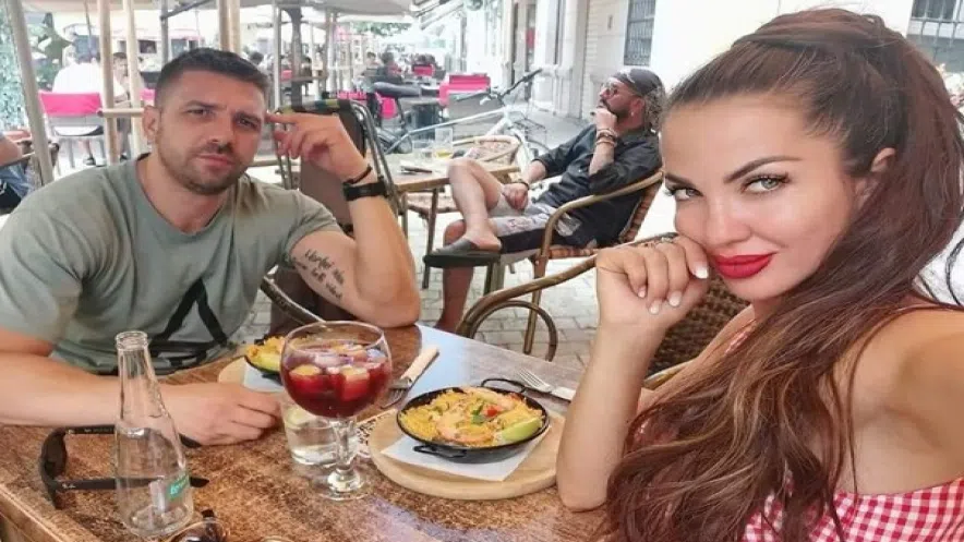 Райна ближе рани след раздялата с гаджето.