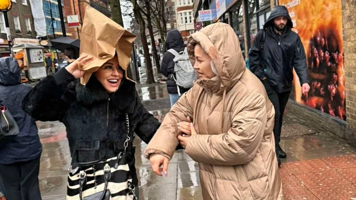 Рени и Деси Слава из лондонските улици.