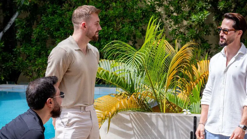 Двамата ергени в компанията на Наум.