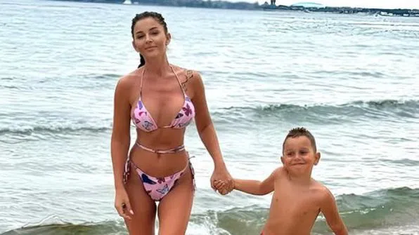 Дебора със сина си.