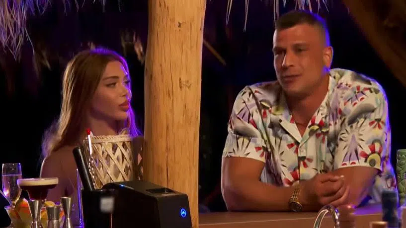 Въпреки че не беше желан, Радослав се настани на масата при момичетата и започна да подвиква грубовато.