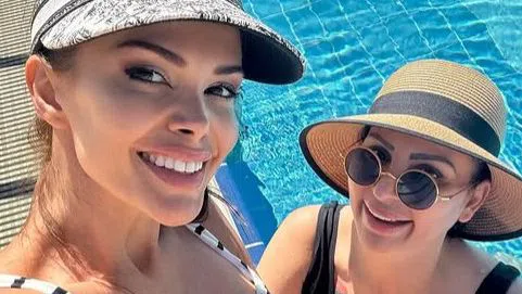 Преслава и Софи Маринова се забавляват край басейн