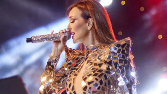 Глория няма и представа, че участва в клип на колежката си.