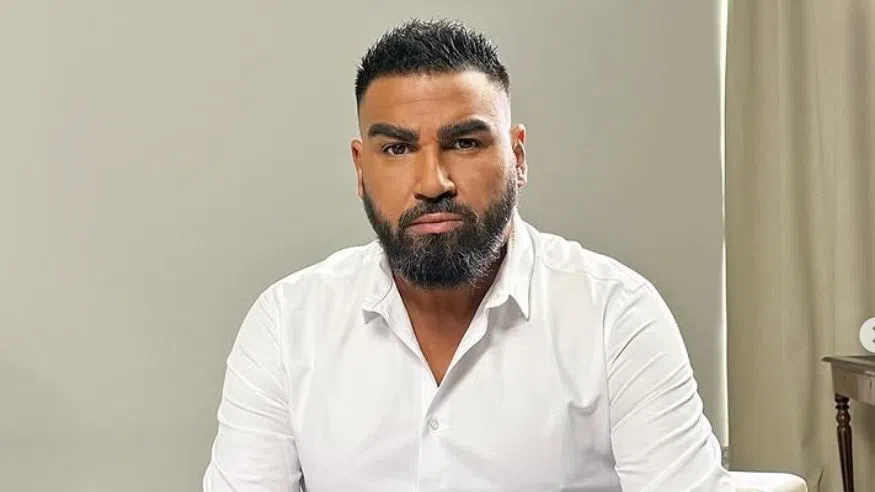 Азис твърди, че още като дете майка му се е срамувала от неговото поведение.